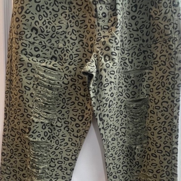 New Easel Cheetah Print Distressed Utility Cargo Pants Relaxed Fit Size Medium - Picture 2 of 14